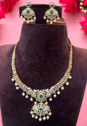 Gj polish simple short necklace with green stone